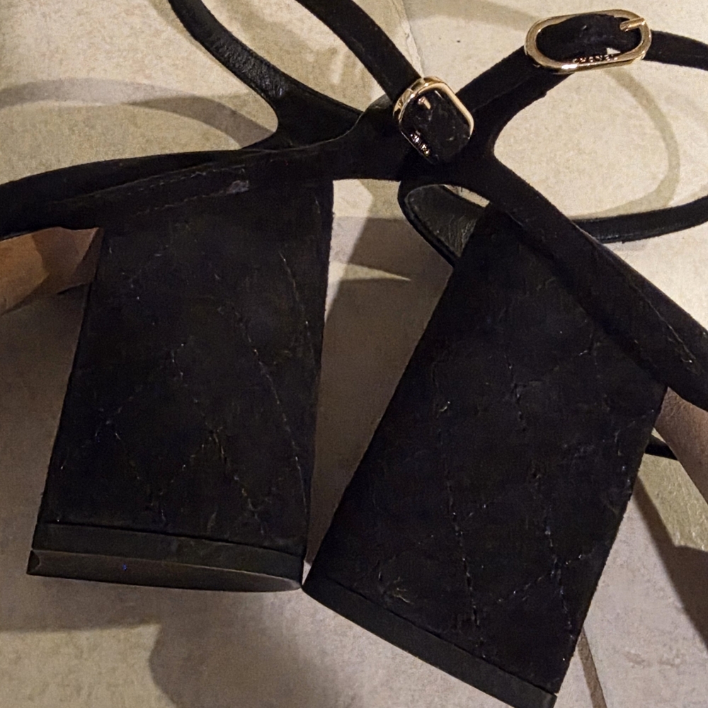 CHANEL AUTHENTIC Elegant Black Suede Sandals with Twist And Gold Chain 9.5 - Picture 6 of 7